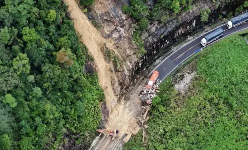 ▲越南中部一輛從大叻開往芽莊的巴士被土石流掩埋。（圖／翻攝自X）