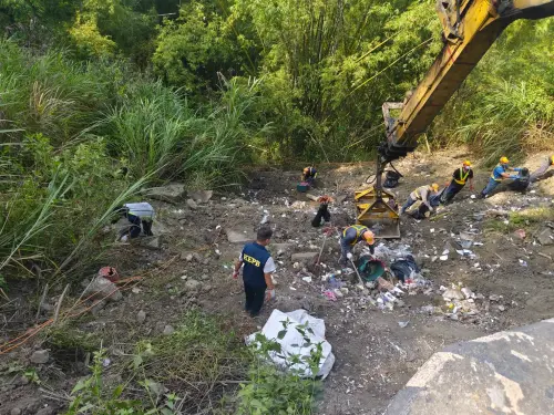 火速清空！月世界垃圾山查出跨縣市棄置　高市府漏夜清運
