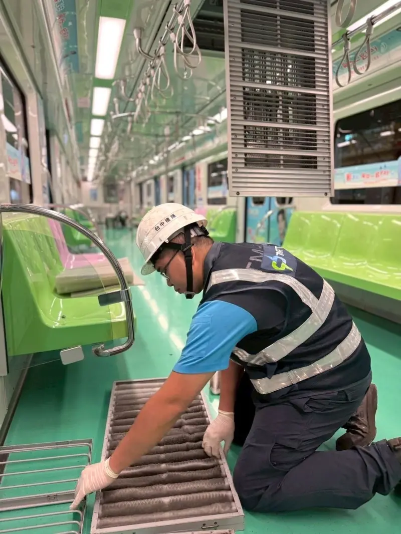 ▲台中捷運示意圖；圖為維修人員拆下電聯車空調系統的回風濾網（圖／中捷提供2025.11.18）