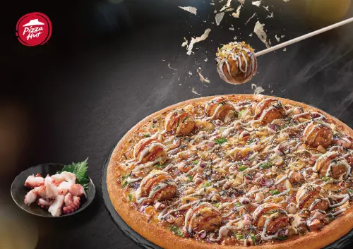 ▲必勝客章魚燒首創整顆放到披薩上，全新升級「丸勝日式章魚燒披薩」半價420元，全台限定50家門市開賣！新品「千島海鮮盛宴披薩」外帶大披薩買一送一。達美樂外帶日式章魚燒大披薩也5折優惠。（圖／必勝客pizzahut.com.tw）