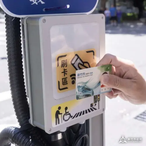▲新竹市「敬老愛心號誌」，憑愛心卡、敬老卡「嗶卡」過馬路可多10秒鐘。（圖／新竹市政府臉書）