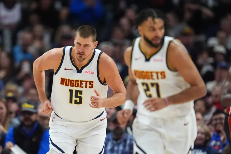 ▲金塊本場迎戰公牛，約基奇（Nikola Jokic）繳出36分、18籃板、13助攻超級大三元，搭配隊友莫瑞（Jamal Murray）同場34分，正式追平傳奇巨星魔術強森（Magic Johnson）與天勾賈霸（Kareem Abdul-Jabbar）的雙人組，並列史上最多。（圖／美聯社／達志影像）