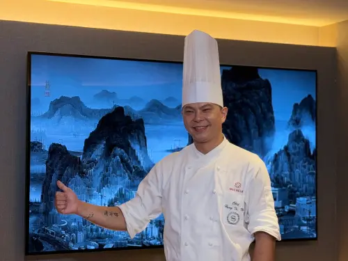 ▲請客樓主廚許宏德，此次不少菜色都習自中國米其林川菜食府。（圖／記者葉盛耀攝）