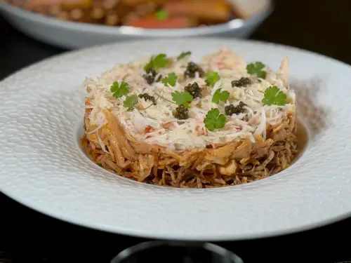 ▲「香芋蟹肉手撕雞結合蟹肉、雞絲，吃起來滿口馨香。（圖／記者葉盛耀攝）