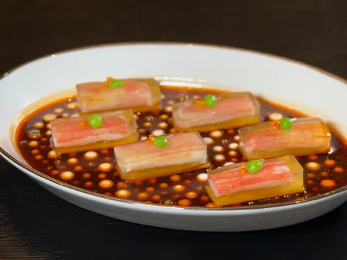 ▲「酸辣汁蟹肉凍」外觀雅緻，吃起來酸香爽口。（圖／記者葉盛耀攝）