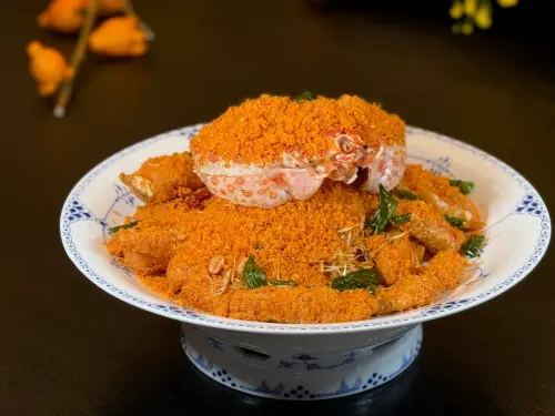 ▲「金蒜辣炒帝王蟹」選用3公斤重的活體帝王蟹製作，單一道賣價超過2萬元。（圖／記者葉盛耀攝）