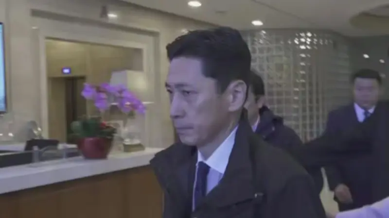 ▲日本外務省亞洲大洋洲局長金井正彰今（18）日至中國外交部與中國外交部亞洲司司長劉勁松會晤，會後金井正彰離開時一語不發，臉色凝重。（圖／翻攝自微博）