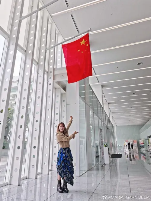 ▼日本歌手美依禮芽僅在微博曬出這張「挺中照」。（圖／微博@MARiA_GARNiDELiA）