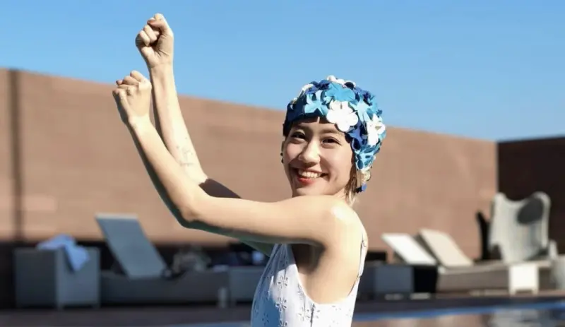 ▲Lulu（如圖）近期閃婚後，趁空擋回台中陪家人，還曬出一系列深V泳裝照，「花瓣泳帽」更是一大亮點，被粉絲笑虧：「只有妳能駕馭。」（圖／Lulu 黃路梓茵 IG @sunnygirl800424）