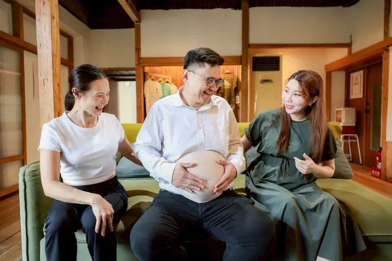 ▲立法委員賴瑞隆日前召開安孕政策的發表會，除與兩位年輕孕媽咪交流對談，也穿著「孕婦裝」體驗孕期狀態。（圖／立法委員賴瑞隆辦公室提供）