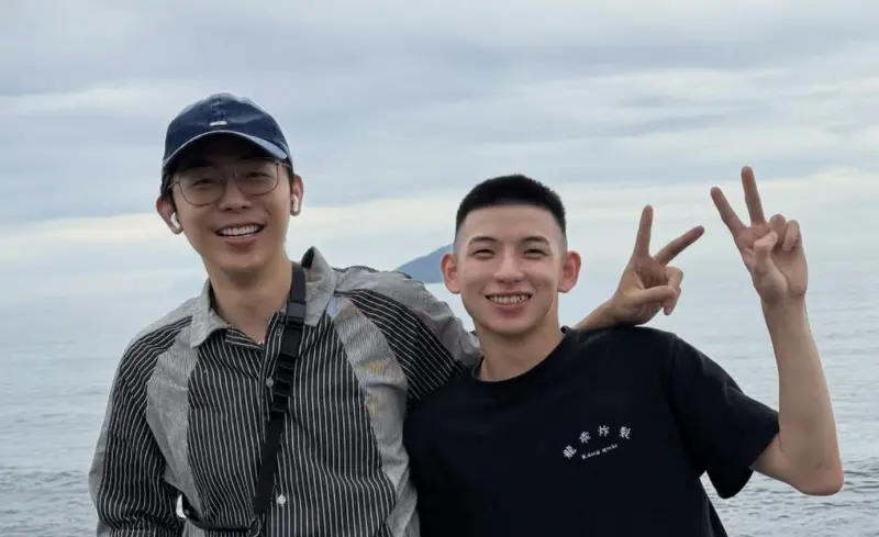 ▲網紅團體「反骨男孩」近期全員離隊，最後一名成員少安（右）也宣布解約，有各自的生涯規劃，對此老闆酷炫（左）也表示反骨目前沒有簽約藝人，對少安表達祝福，「各自安好。」（圖／少安 IG @shaoanzha0210）