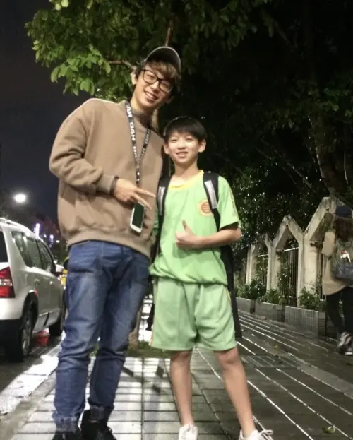 ▲少安（右）10歲就加入反骨男孩，和酷炫（左）一起拍片。（圖／