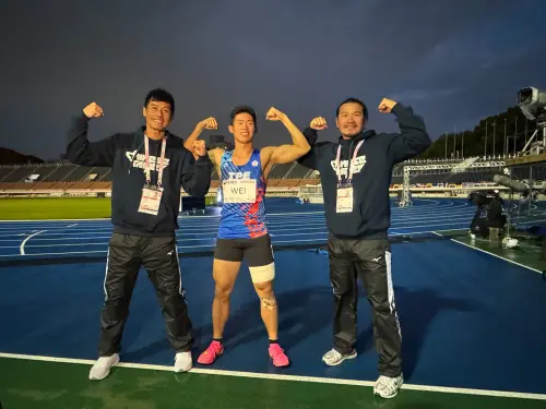 ▲陳穎祈(左)及安慶隆(右)教練跨世代十項鐵人現場見證危宇澤(中)為我國在聽奧十項全能項目奪牌。（圖／運動部提供）