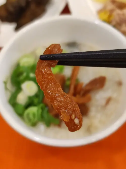 ▲外表帶有亮澤、會微微反光的豆棗，因為甜膩口感擄獲不少台灣人的味蕾，而這項美食的發明與起源地就是台灣。（圖／廖炯程臉書）