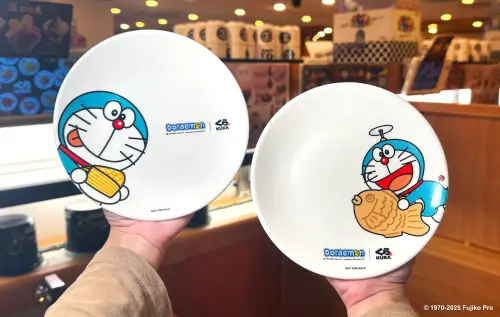 ▲藏壽司聯名哆啦A夢！「圓盤」2款造型。（圖／藏壽司kurasushi.tw）