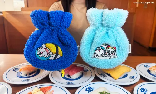 ▲藏壽司聯名哆啦A夢！「束口袋」2款造型。（圖／藏壽司kurasushi.tw）
