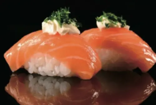 ▲日本國產燻鮭魚，傳統燻製需在高溫、濃煙的嚴苛環境下進行，技術傳承面臨斷層危機，但透過 AI 技術，廠商將國寶級大師對香氣與風味的直覺轉化為精密數據。（圖／JETRO提供）