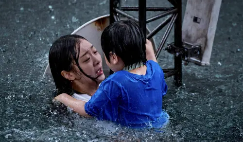 ▲金多美（左）第一次出演媽媽角色，展現母性本能。（圖／Netflix）