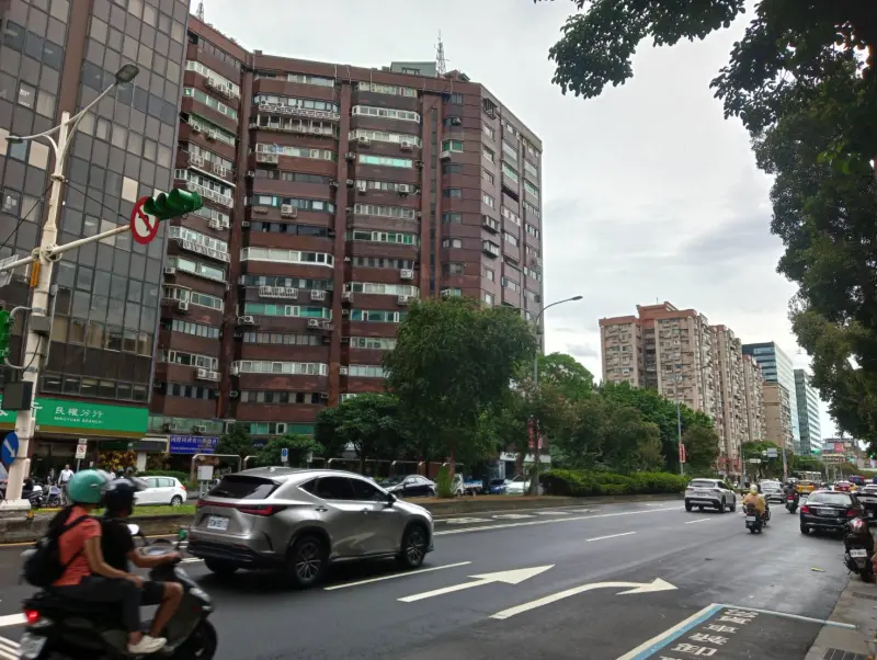 ▲榮星花園生活圈因一殯拆遷，消費者詢問度高。（圖／信義房屋）