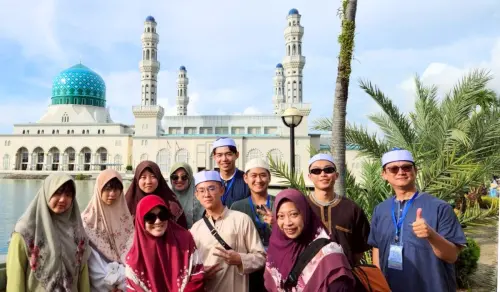 ▲信義房屋暑期幕僚實習生計畫提供優渥薪資，今年起，個人專案成果優勝者，更前往沙巴實地參訪五天四夜，包括環灘島上實地導覽、參觀馬林松地區「沙巴亞庇洲際度假酒店」工地，同時也遊覽沙巴本島紅樹林、清真寺等兼具生態與人文的景點。（圖／信義房屋）