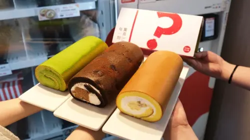 ▲亞尼克推出YTM蛋糕販賣機限定「驚喜生乳捲盲盒」。（圖／亞尼克提供）