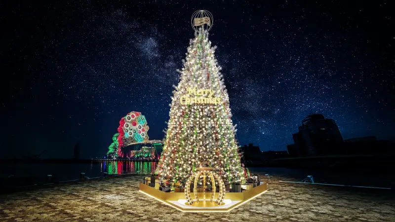 ▲17米高的「金勾TREE」閃耀港灣，燈光隨音樂節奏律動，奏出高流最璀璨的聖誕光影樂章。（示意圖／高流提供）
