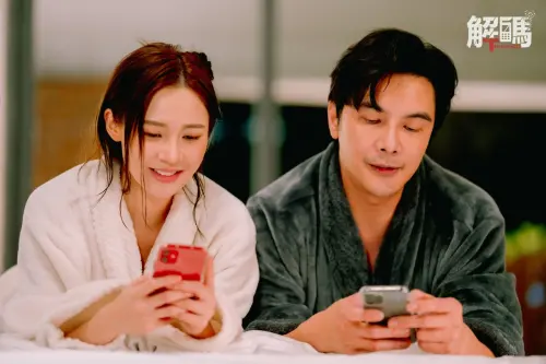 ▲謝佳見(右)與黃詩棋在《解碼》中有親蜜互動。（圖／公視提供）