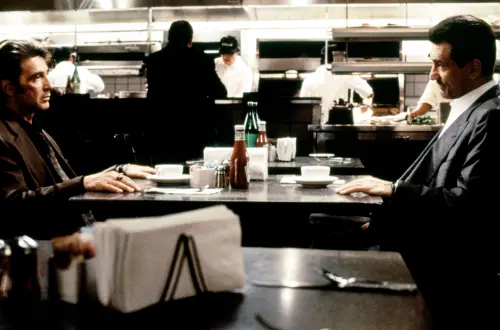 ▲艾爾帕西諾（左）與勞勃狄尼洛（又）在《烈火悍將》世紀同台，雖然對手戲很短，整部片仍然叫好又叫座。（圖／摘自IMDb）