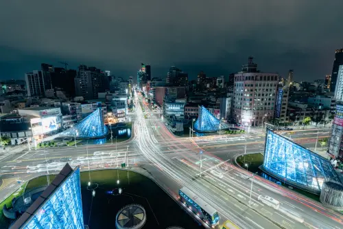 ▲美麗島站的四個出口處建築也點上藍色燈光。圖／取自陳其邁臉書