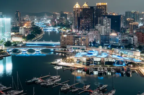 ▲愛河灣會點上藍色燈光。（圖／取自陳其邁臉書 www.facebook.com/chenchimai）