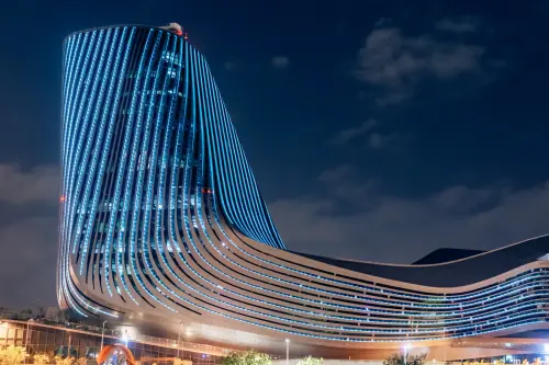 ▲高雄旅運中心晚上會點上藍色燈光。（圖／取自陳其邁臉書 www.facebook.com/chenchimai）