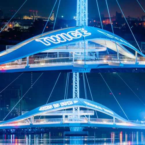 ▲大港橋除了藍色燈光，也有雷射文字。（圖／取自陳其邁臉書 www.facebook.com/chenchimai）