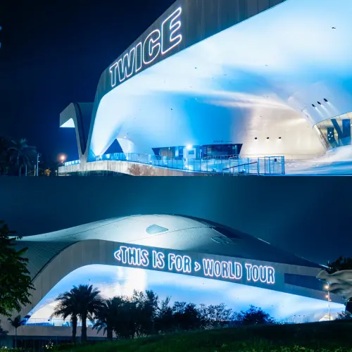 ▲衛武營也有藍色燈光。（圖／取自陳其邁臉書 www.facebook.com/chenchimai）