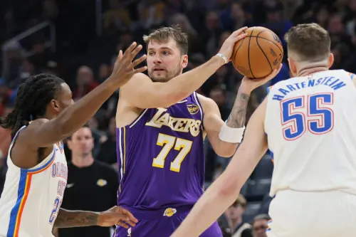 ▲唐西奇（中）吸引大量防守注意力，詹姆斯有機會獲得更多空檔出手機會。（圖／美聯社／達志影像）