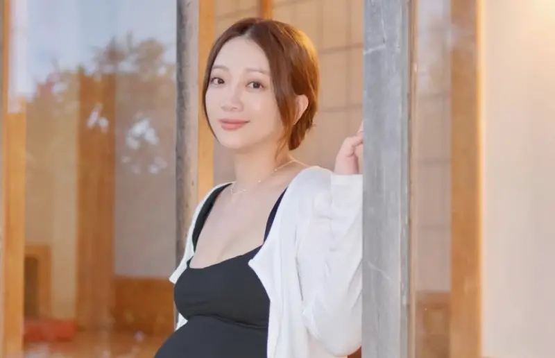 ▲玉兔分享給女兒餵哺母乳的照片，招來酸民譏諷。（圖／玉兔 Bella Cheng IG@bellayutu）