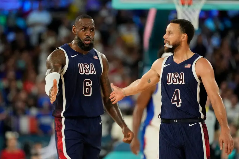 ▲NBA兩大巨星「詹皇」詹姆斯（LeBron James）與柯瑞（Stephen Curry），對於是否可能代表美國隊出戰2028年洛杉磯奧運。兩人皆語帶保留，暗示極可能不會再披國家隊戰袍。（圖／美聯社／達志影像）