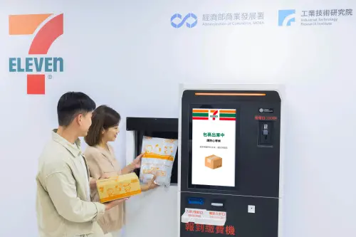 ▲全台首座「自動化門市取貨微型倉」，消費者取貨只需報到繳費機輸入取件資訊，支付完畢，包裹就會自動送到取物口。（圖／7-11提供　7-11.com.tw/）