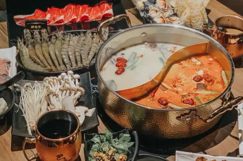 ▲辛巴適的麻辣湯頭，標榜沒有牛油。（圖／）