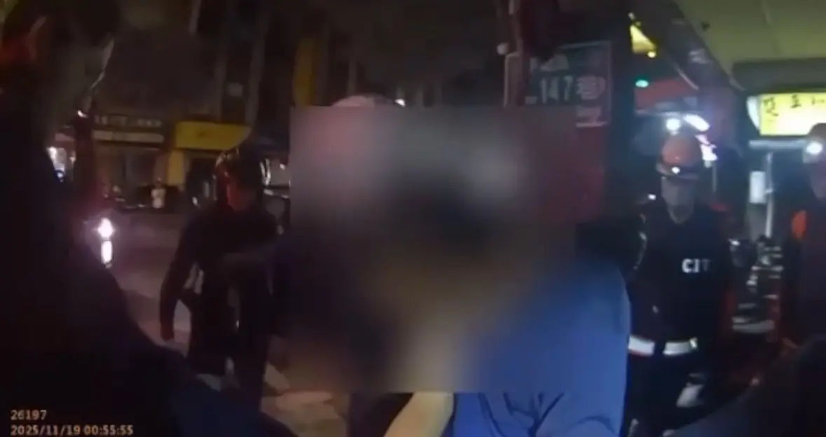 北市士林驚傳襲警！醉男「開門持刀猛追砍」畫面曝 2警倒地送醫