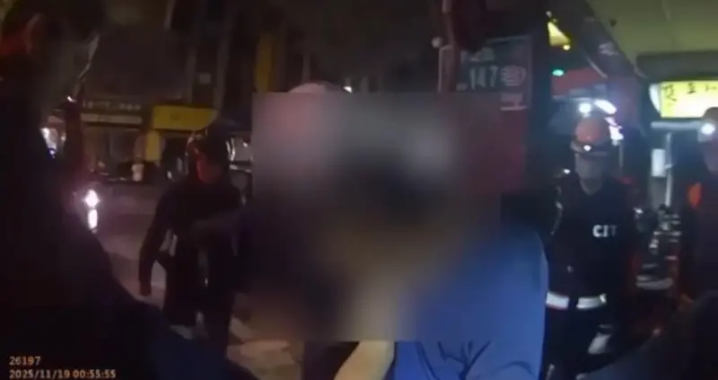 北市士林驚傳襲警！醉男「開門持刀猛追砍」畫面曝　2警倒地送醫