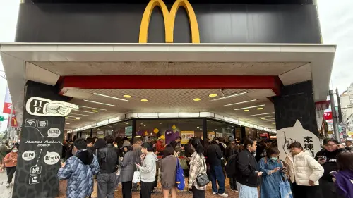 麥當勞奶昔開賣直擊！百人包圍北車餐廳　奶昔大哥鐵粉衝搶毛毛包
