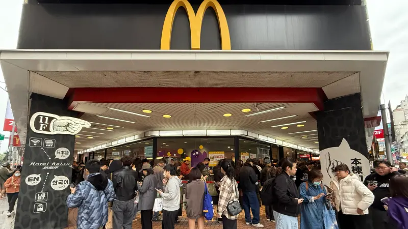 麥當勞奶昔開賣直擊！百人包圍北車餐廳　奶昔大哥鐵粉衝搶毛毛包