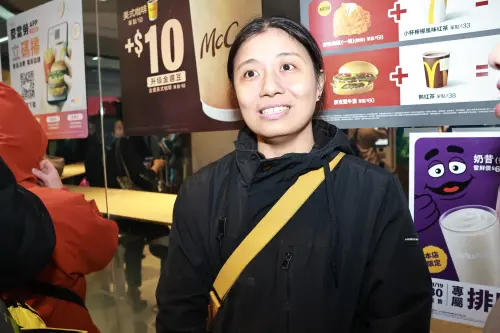 ▲麥當勞奶昔排隊頭香徐小姐，一早7點多抵達台北館前餐廳。（圖／記者吳翊緁攝