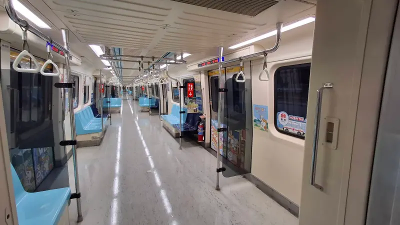 ▲近日有網友抱怨，北捷「空間優化列車」移除中央立柱，導致有視障者上車時找不到扶手差點失衡，幸好她立刻上前引導才順利化解。（圖／北捷官網www.metro.taipei）