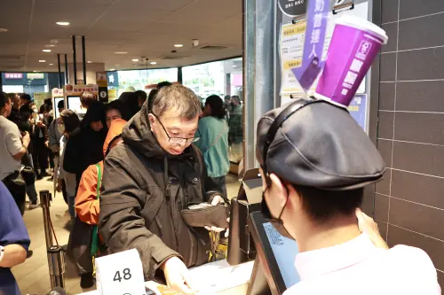 ▲排隊第二位約45歲林先生，是為家人前來搶購。（圖／記者吳翊緁攝）