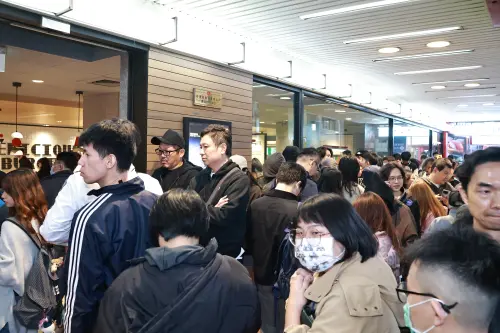 ▲麥當勞奶昔開賣，《NOWNEWS今日新聞》記者直擊館前餐廳，超過百人排隊包圍現場。（圖／記者吳翊緁攝）