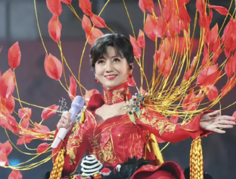 ▲最強美魔女趙雅芝71歲生日，同時舉辦慶祝進入演藝圈50年的演出，展現超驚人凍齡成果，外表幾乎和30年前沒什麼改變。（圖／摘自芝士小熊呢微博）　