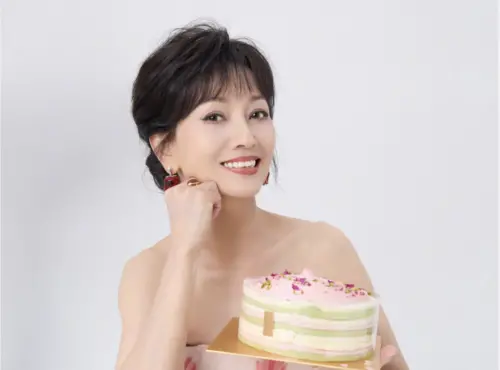 ▲趙雅芝露出香肩，端著生日蛋糕，完全不像已經當奶奶的71歲長輩，還和年輕時一樣美麗。（圖／摘自趙雅芝微博）　