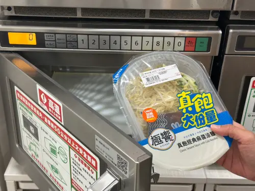 ▲7-11夏季暢銷的「真飽經典麻醬涼麵」、「真飽香辣麻醬涼麵」，冬季創新主打「微波加熱更好吃」。（圖／7-11提供）