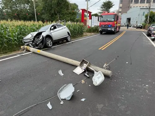 才剛離開醫院就出事！台中男開車失控「撞斷電桿」　胸痛又送醫
